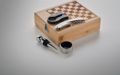 Weinset mit Schachspiel. Inklusive Spielfiguren Korkenzieher Flaschenverschluss Weinkragen und Ausgießer. Box aus
