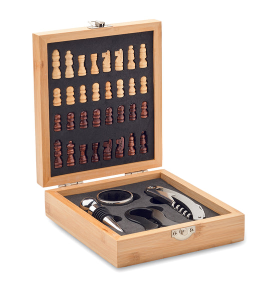 Weinset mit Schachspiel. Inklusive Spielfiguren Korkenzieher Flaschenverschluss Weinkragen und Ausgießer. Box aus