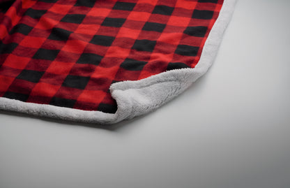 Fleece-Decke aus RPET-Polarfleece (180 g/m²). Rückseite aus Polyester-Sherpa (230 g/m²). Inkl. RPET-Nylon-Tragegriff.