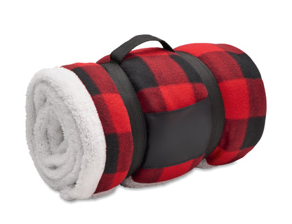 Fleece-Decke aus RPET-Polarfleece (180 g/m²). Rückseite aus Polyester-Sherpa (230 g/m²). Inkl. RPET-Nylon-Tragegriff.