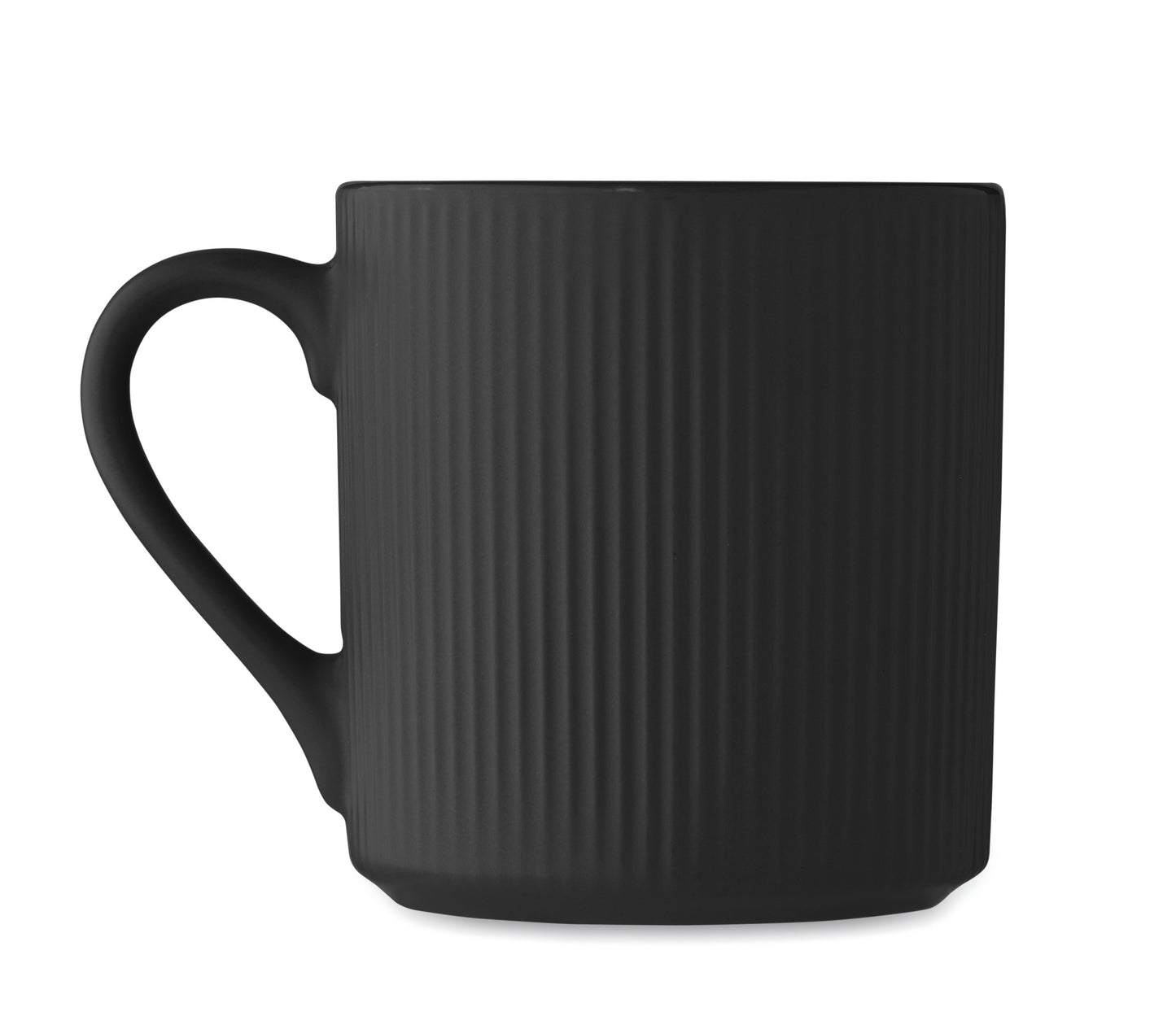 Becher aus Keramik mit Rillen-Optik. Mattes Finish. Füllmenge: 340 ml.
