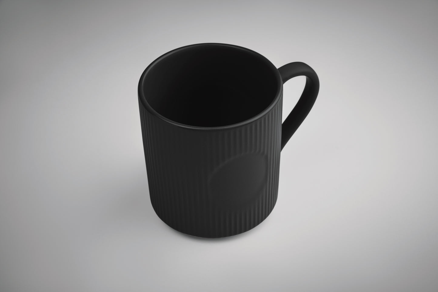 Becher aus Keramik mit Rillen-Optik. Mattes Finish. Füllmenge: 340 ml.