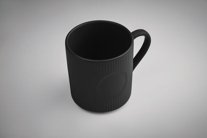 Becher aus Keramik mit Rillen-Optik. Mattes Finish. Füllmenge: 340 ml.
