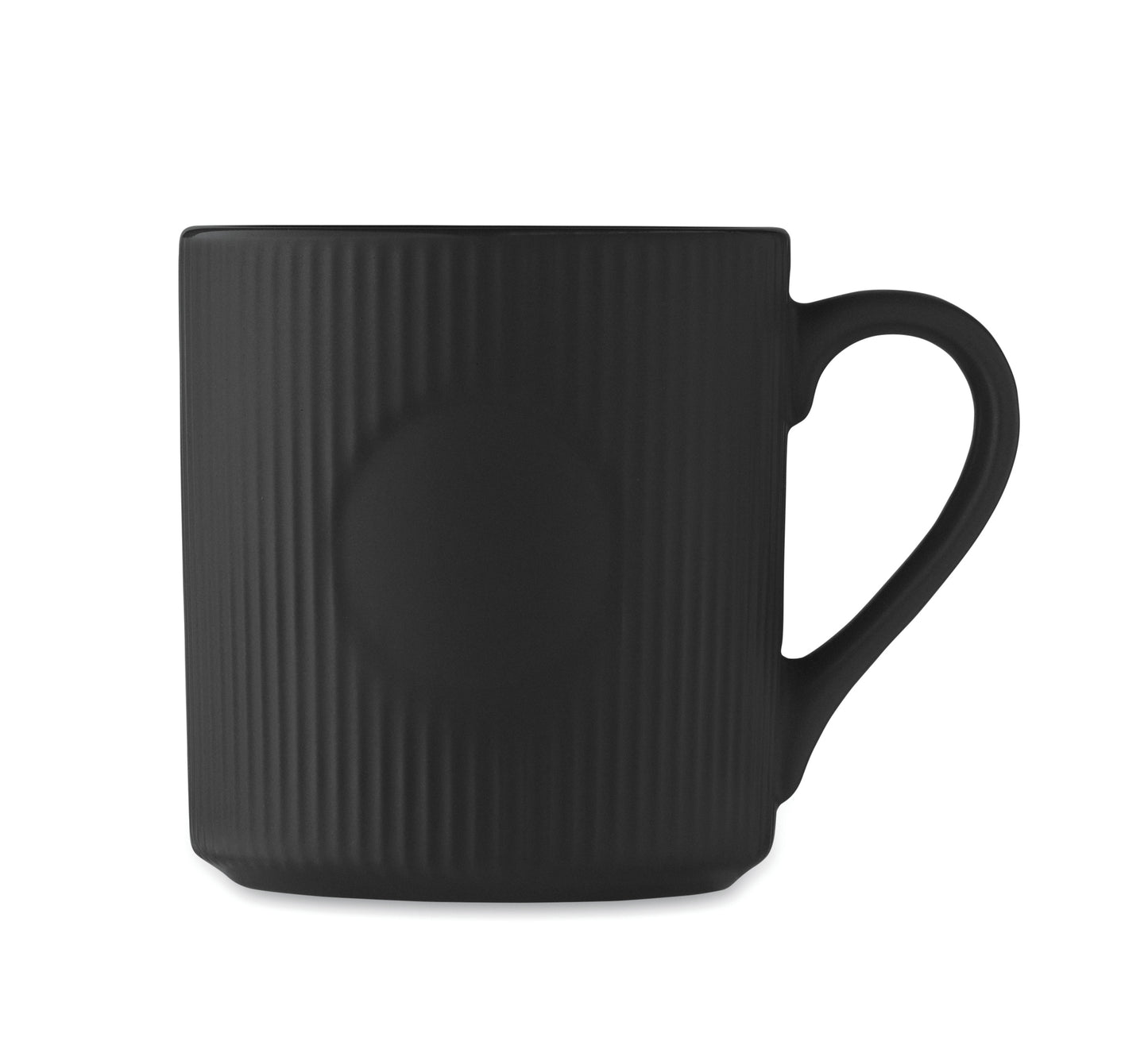 Becher aus Keramik mit Rillen-Optik. Mattes Finish. Füllmenge: 340 ml.