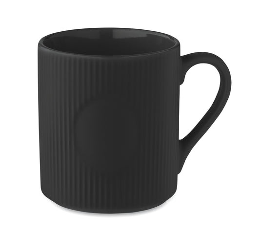 Becher aus Keramik mit Rillen-Optik. Mattes Finish. Füllmenge: 340 ml.