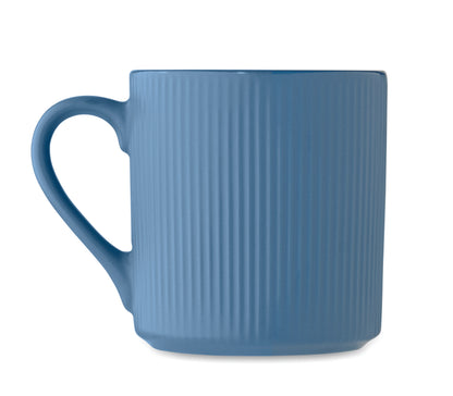 Becher aus Keramik mit Rillen-Optik. Mattes Finish. Füllmenge: 340 ml.