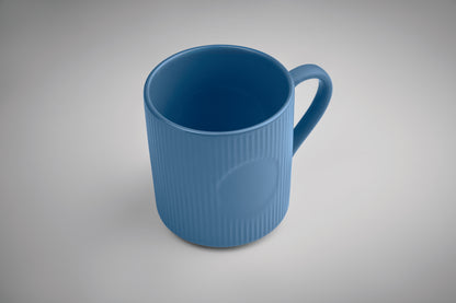Becher aus Keramik mit Rillen-Optik. Mattes Finish. Füllmenge: 340 ml.