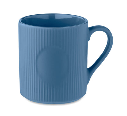 Becher aus Keramik mit Rillen-Optik. Mattes Finish. Füllmenge: 340 ml.