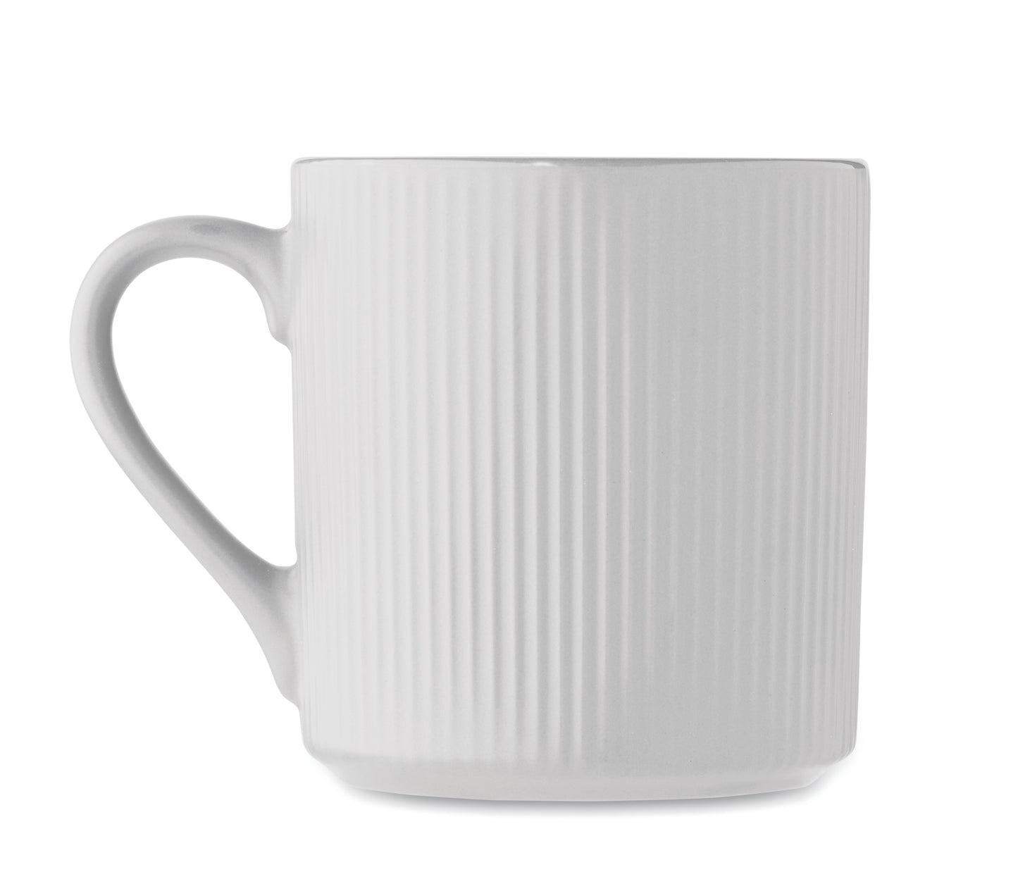Becher aus Keramik mit Rillen-Optik. Mattes Finish. Füllmenge: 340 ml.