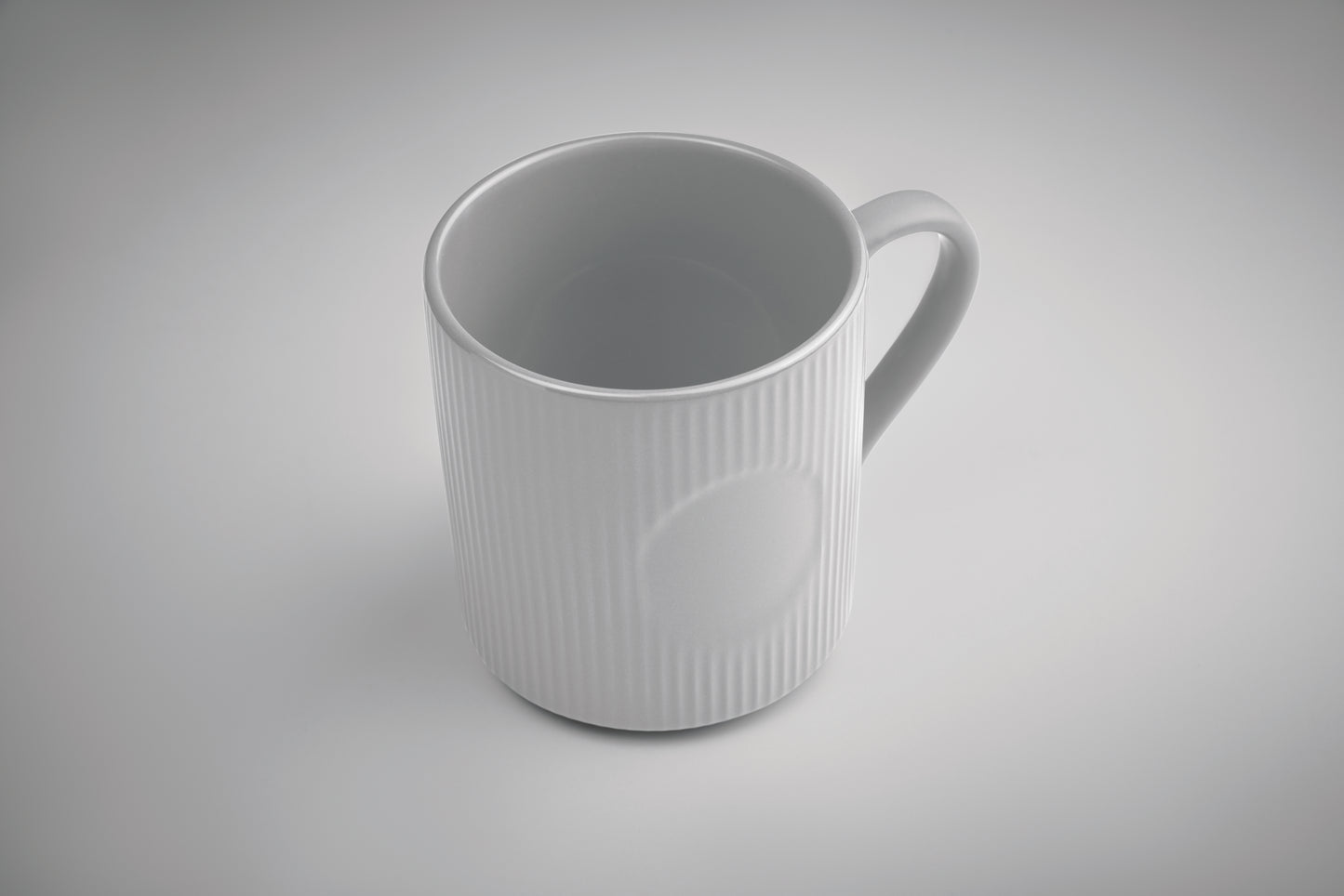 Becher aus Keramik mit Rillen-Optik. Mattes Finish. Füllmenge: 340 ml.