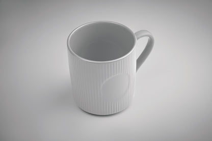 Becher aus Keramik mit Rillen-Optik. Mattes Finish. Füllmenge: 340 ml.
