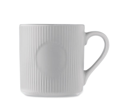 Becher aus Keramik mit Rillen-Optik. Mattes Finish. Füllmenge: 340 ml.