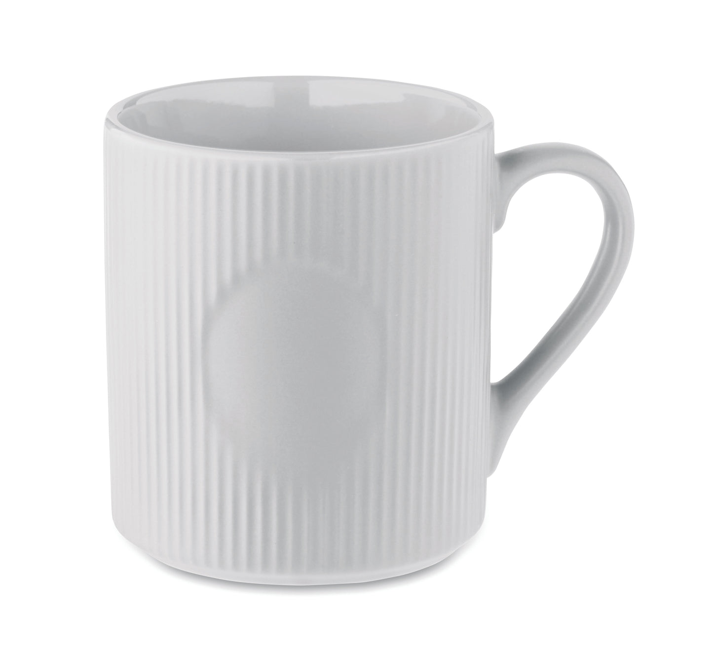 Becher aus Keramik mit Rillen-Optik. Mattes Finish. Füllmenge: 340 ml.