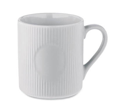 Becher aus Keramik mit Rillen-Optik. Mattes Finish. Füllmenge: 340 ml.