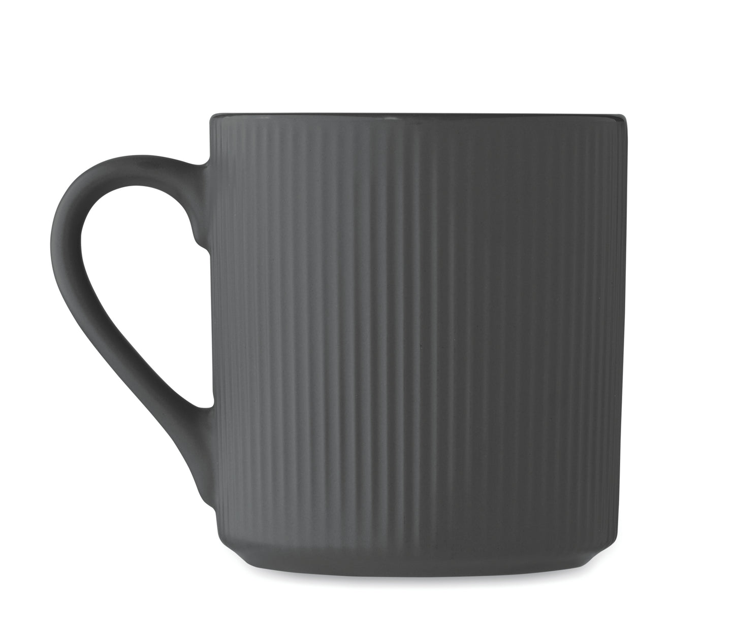 Becher aus Keramik mit Rillen-Optik. Mattes Finish. Füllmenge: 340 ml.