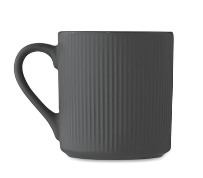 Becher aus Keramik mit Rillen-Optik. Mattes Finish. Füllmenge: 340 ml.