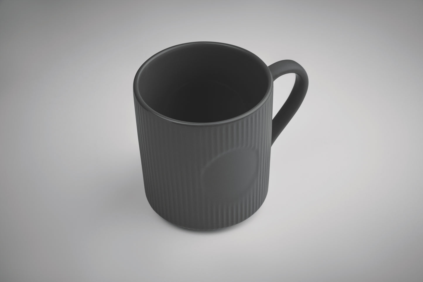 Becher aus Keramik mit Rillen-Optik. Mattes Finish. Füllmenge: 340 ml.