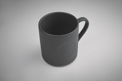Becher aus Keramik mit Rillen-Optik. Mattes Finish. Füllmenge: 340 ml.