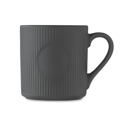 Becher aus Keramik mit Rillen-Optik. Mattes Finish. Füllmenge: 340 ml.