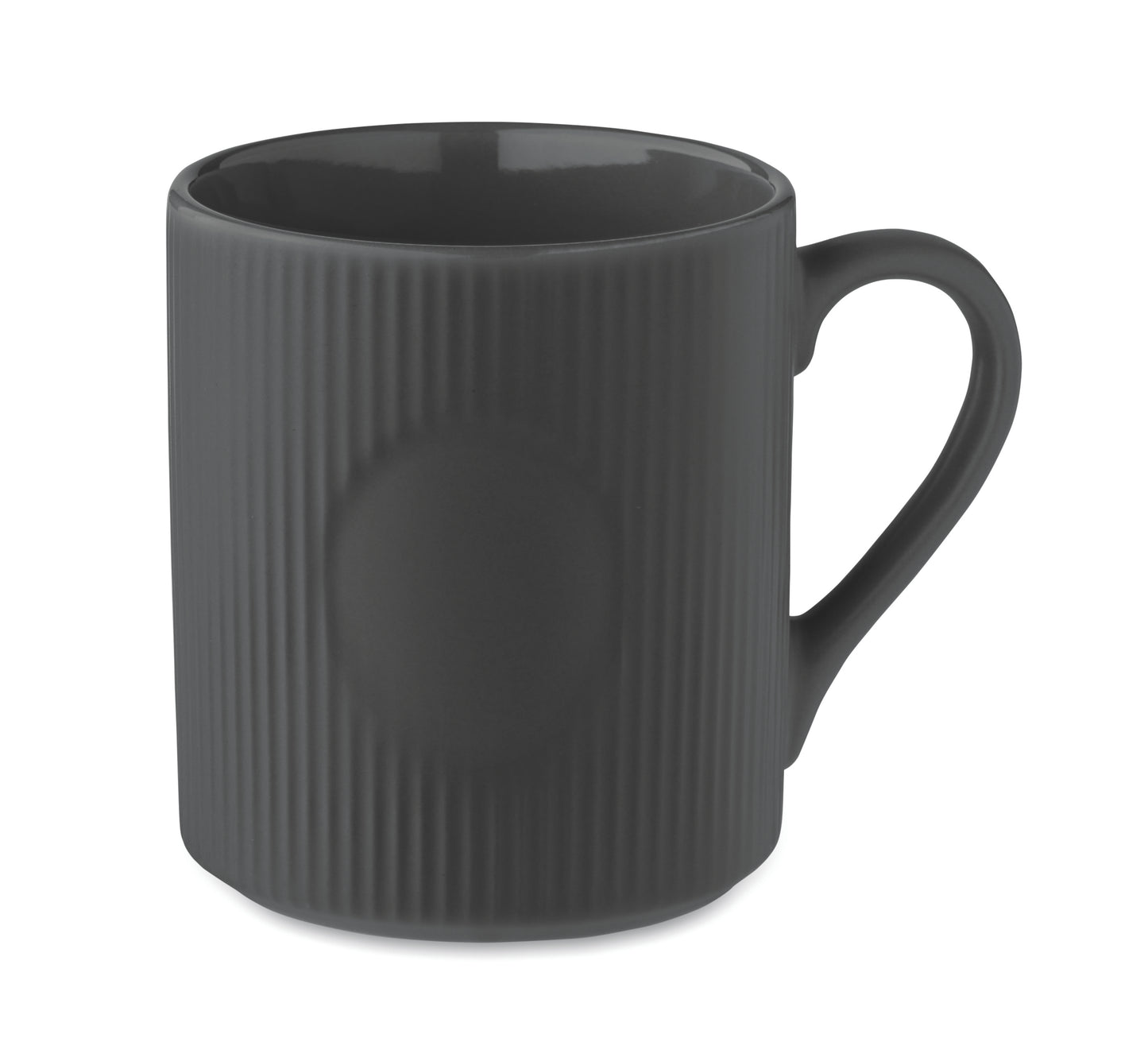 Becher aus Keramik mit Rillen-Optik. Mattes Finish. Füllmenge: 340 ml.