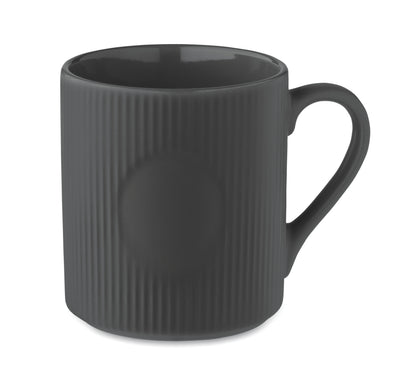 Becher aus Keramik mit Rillen-Optik. Mattes Finish. Füllmenge: 340 ml.