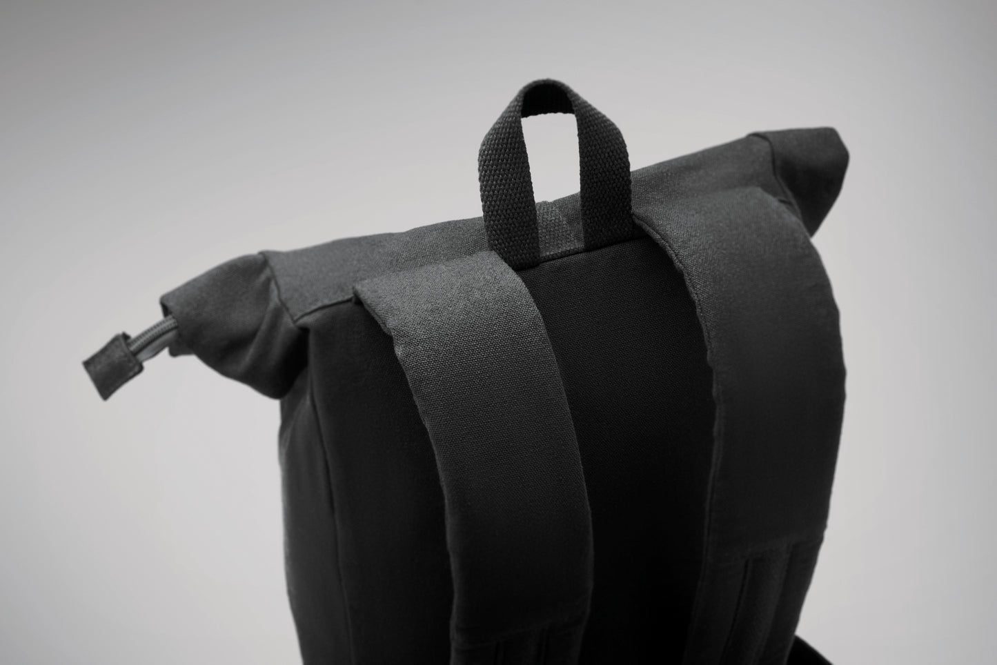 15'''' Rolltop-Laptop-Rucksack mit Reißverschluss aus recycelter Pre-Consumer-Baumwolle (70%) und recyceltem Polyester (30%).