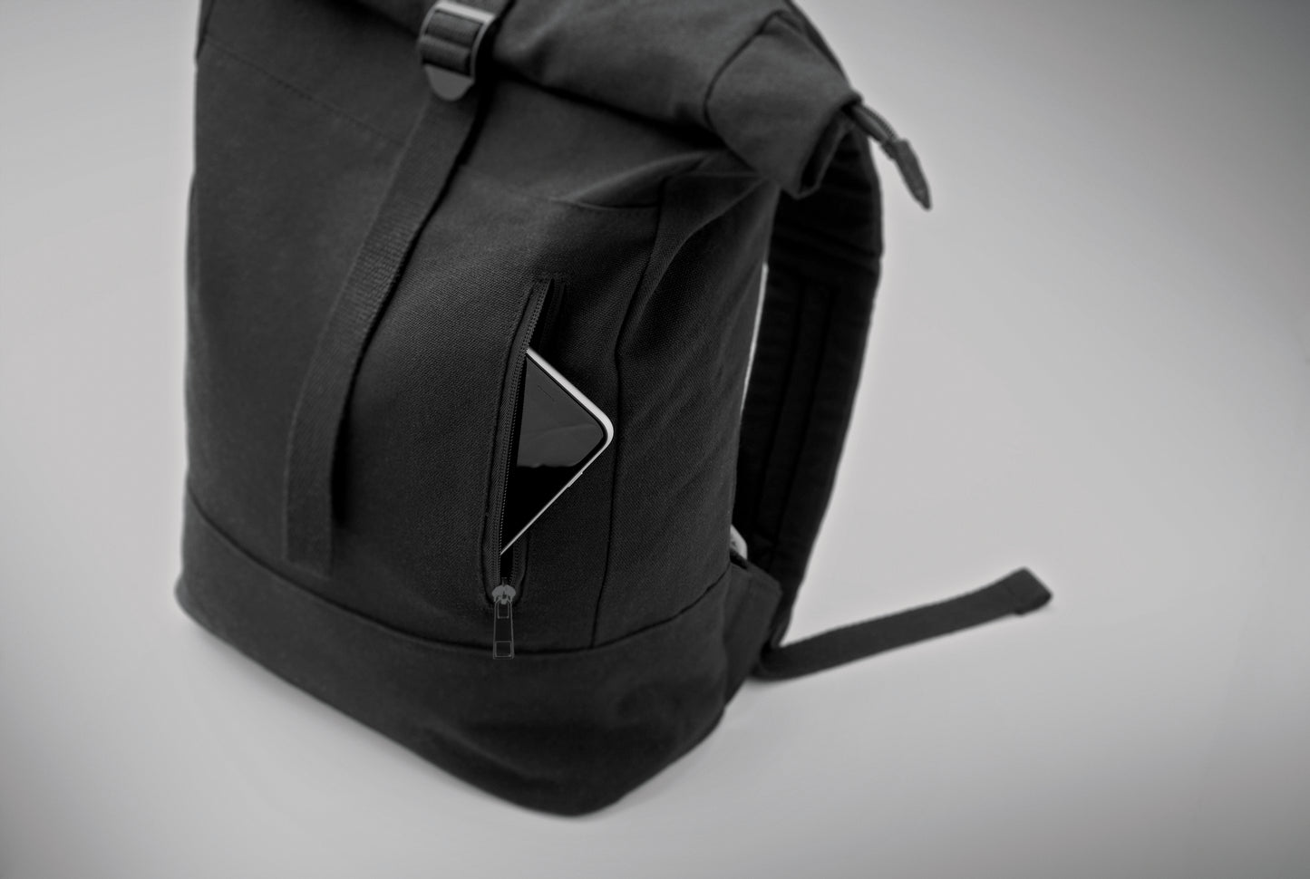 15'''' Rolltop-Laptop-Rucksack mit Reißverschluss aus recycelter Pre-Consumer-Baumwolle (70%) und recyceltem Polyester (30%).