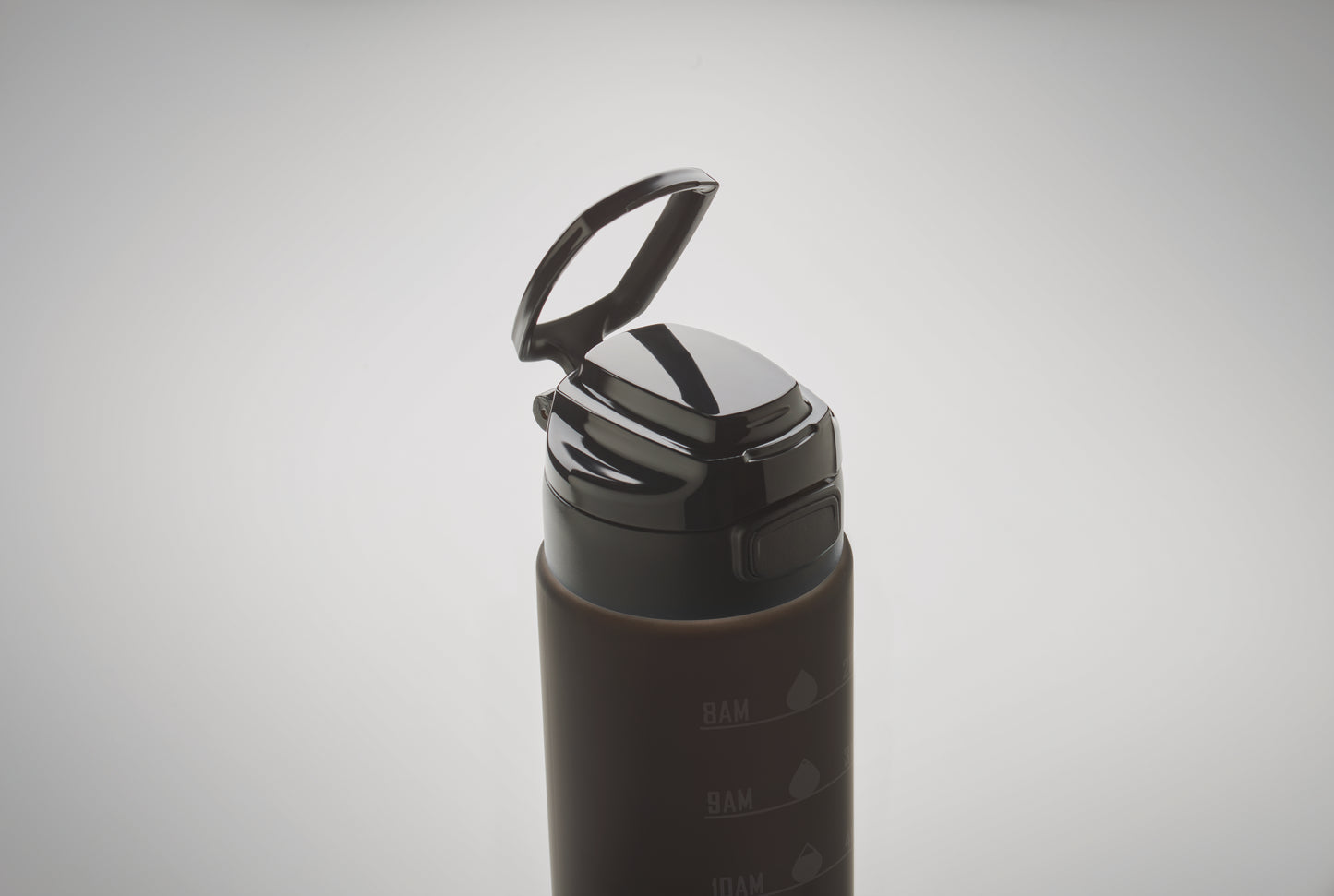 Sport-Trinkflasche aus RPET. Motivierende Zeitmarkierung einhändig zu öffnender Flip-Top-Deckel Sicherheitsverschluss und Henkel.