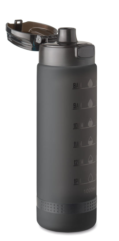 Sport-Trinkflasche aus RPET. Motivierende Zeitmarkierung einhändig zu öffnender Flip-Top-Deckel Sicherheitsverschluss und Henkel.