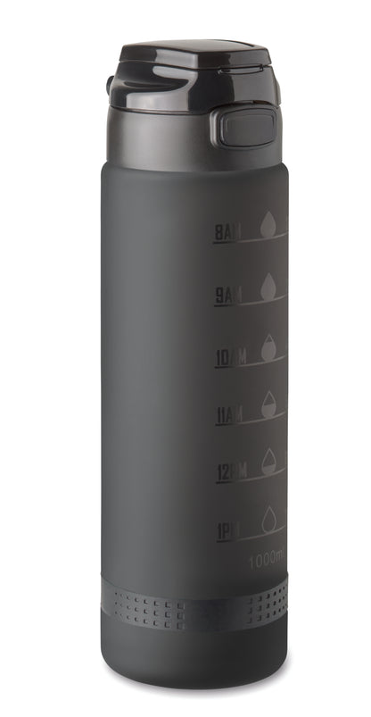 Sport-Trinkflasche aus RPET. Motivierende Zeitmarkierung einhändig zu öffnender Flip-Top-Deckel Sicherheitsverschluss und Henkel.