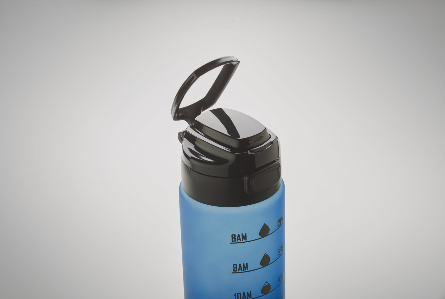 Sport-Trinkflasche aus RPET. Motivierende Zeitmarkierung einhändig zu öffnender Flip-Top-Deckel Sicherheitsverschluss und Henkel.