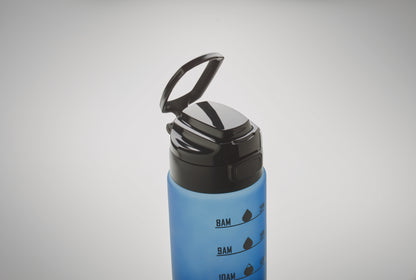 Sport-Trinkflasche aus RPET. Motivierende Zeitmarkierung einhändig zu öffnender Flip-Top-Deckel Sicherheitsverschluss und Henkel.