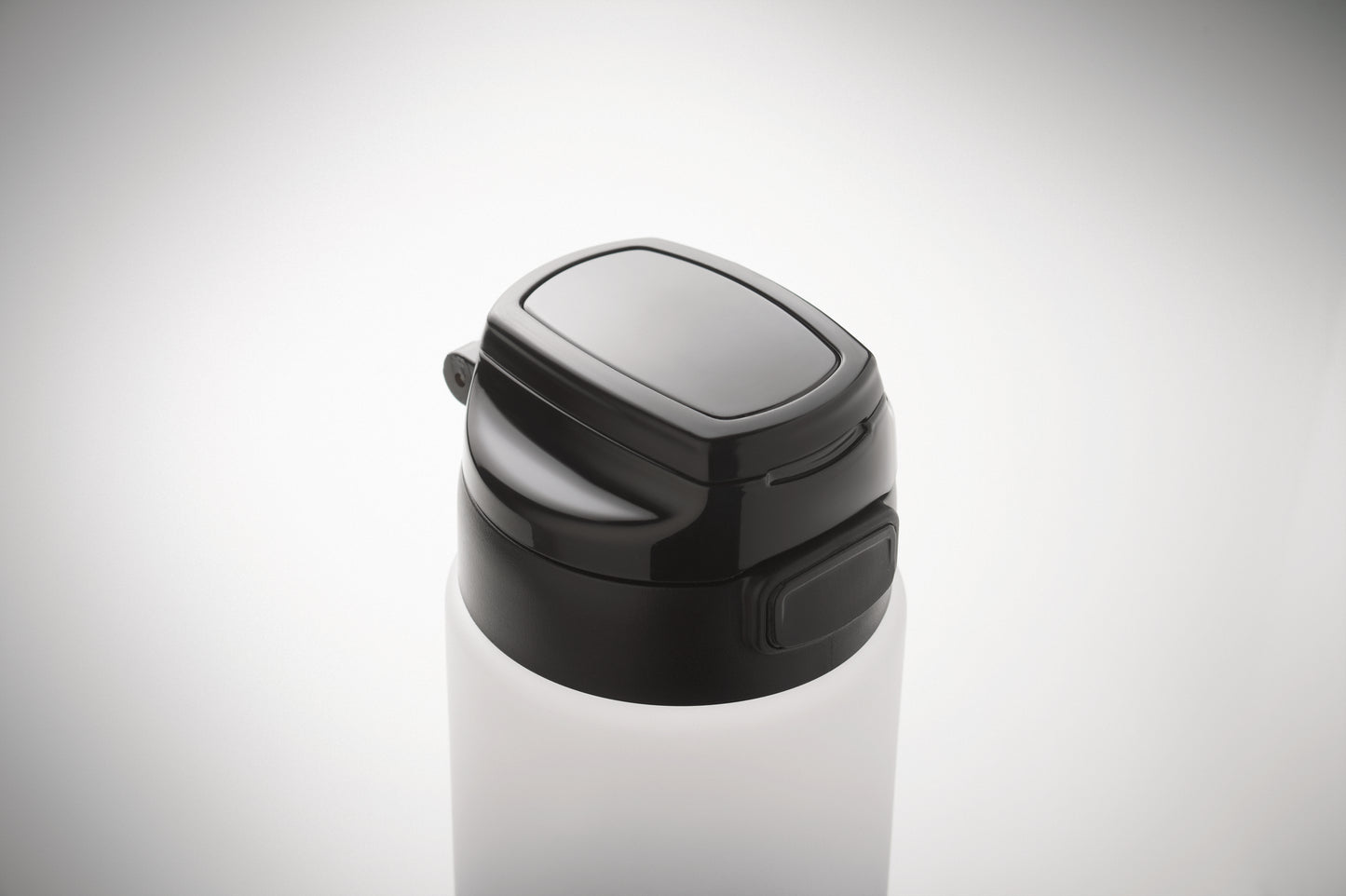 Sport-Trinkflasche aus RPET. Motivierende Zeitmarkierung einhändig zu öffnender Flip-Top-Deckel Sicherheitsverschluss und Henkel.