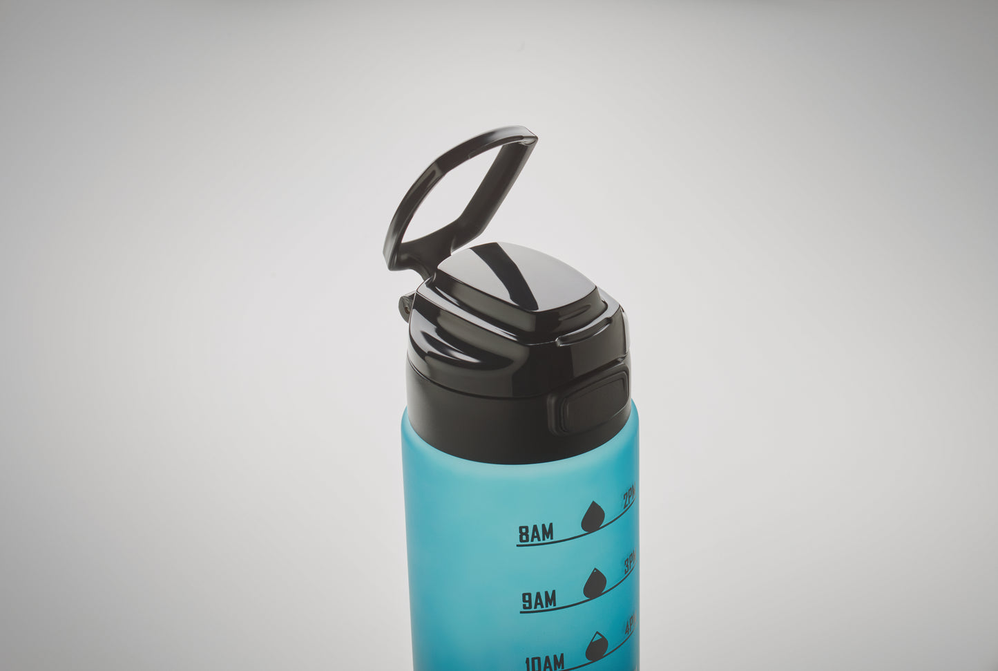 Sport-Trinkflasche aus RPET. Motivierende Zeitmarkierung einhändig zu öffnender Flip-Top-Deckel Sicherheitsverschluss und Henkel.