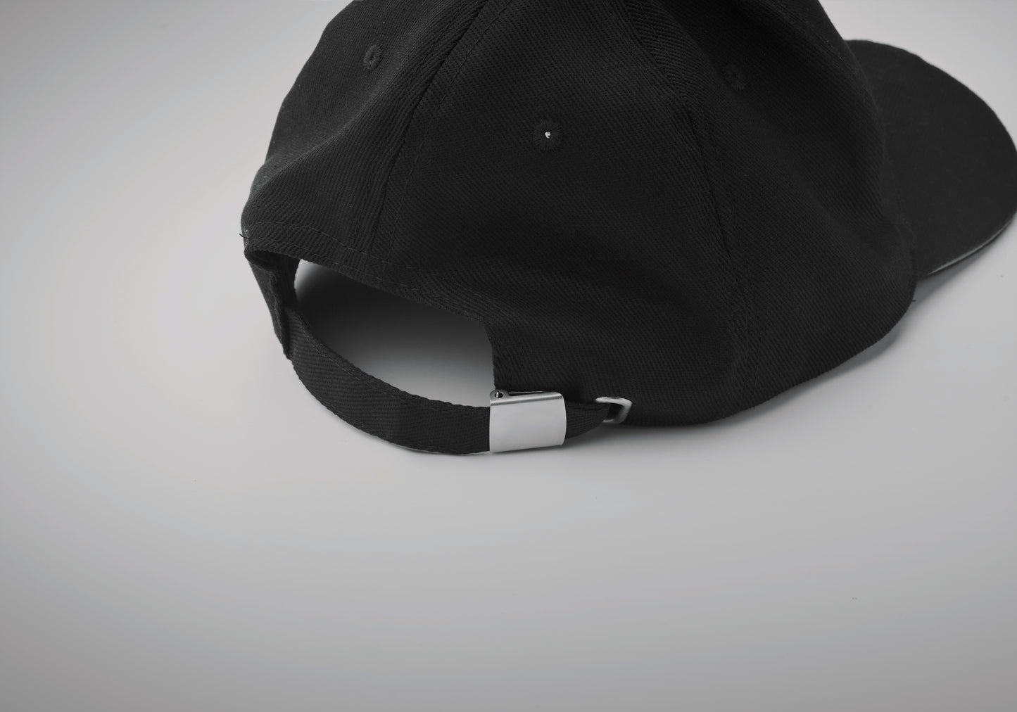 Baseball Kappe aus Baumwolle 220g/m². 5 Panels. 5 LED Leuchten im Kappenschirm.