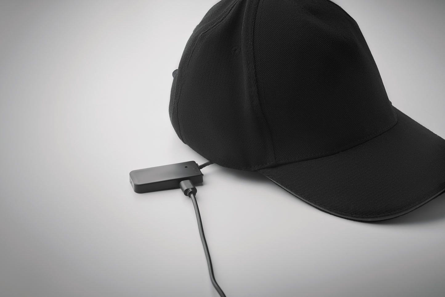 Baseball Kappe aus Baumwolle 220g/m². 5 Panels. 5 LED Leuchten im Kappenschirm.