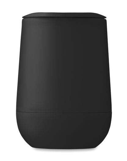 Doppelwandiger Becher aus PP. Trinköffnung im Deckel aus PS und ABS. Füllmenge: