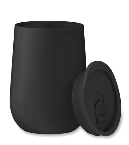 Doppelwandiger Becher aus PP. Trinköffnung im Deckel aus PS und ABS. Füllmenge: