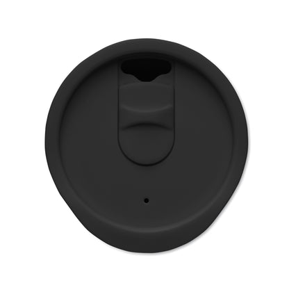 Doppelwandiger Becher aus PP. Trinköffnung im Deckel aus PS und ABS. Füllmenge: