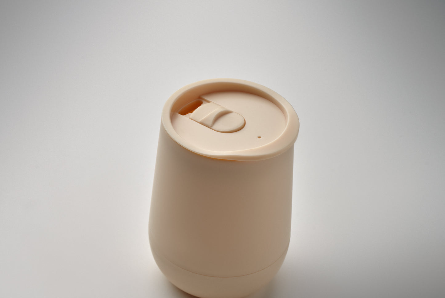 Doppelwandiger Becher aus PP. Trinköffnung im Deckel aus PS und ABS. Füllmenge: