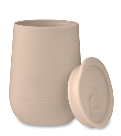 Doppelwandiger Becher aus PP. Trinköffnung im Deckel aus PS und ABS. Füllmenge: