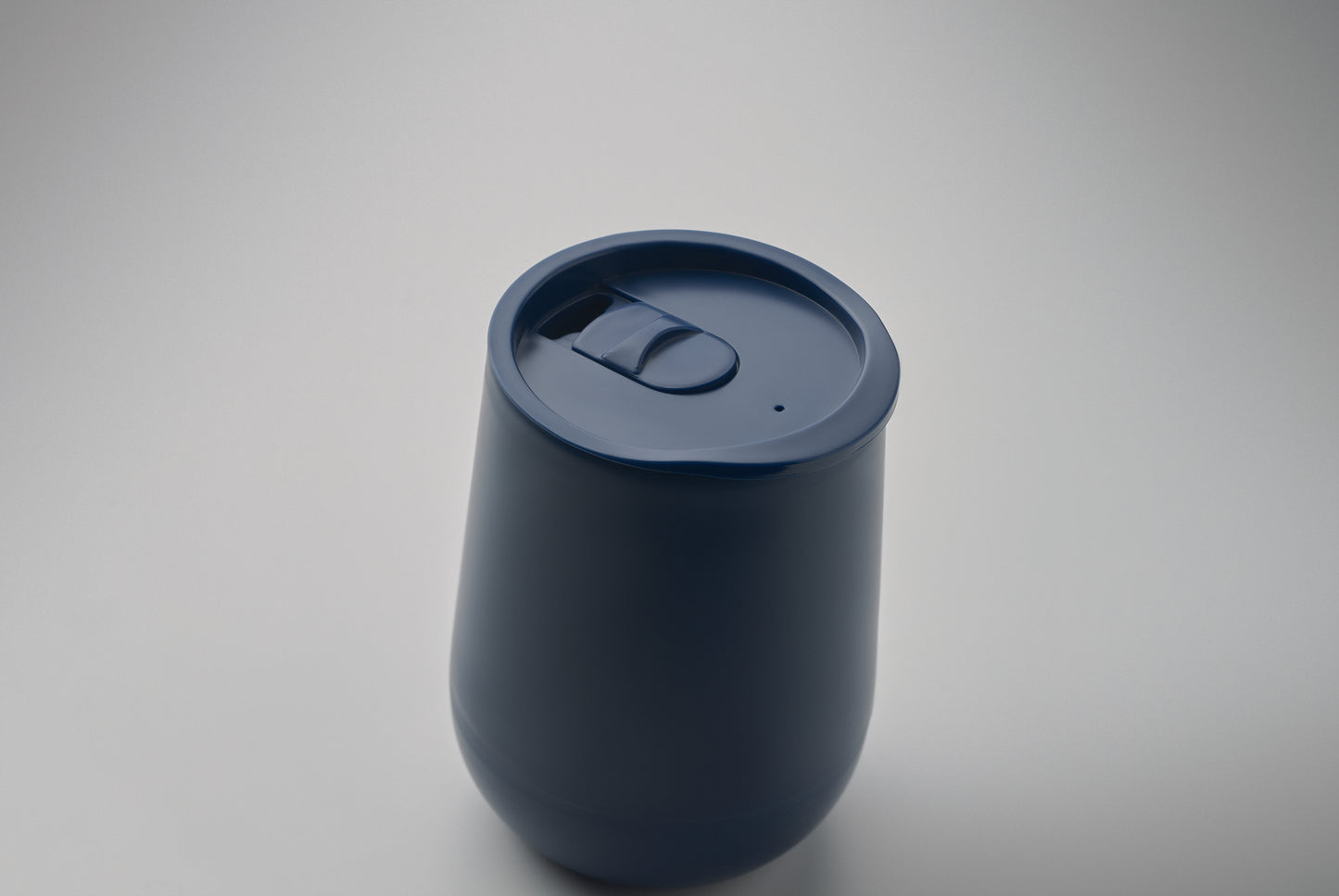 Doppelwandiger Becher aus PP. Trinköffnung im Deckel aus PS und ABS. Füllmenge: