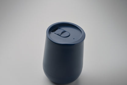 Doppelwandiger Becher aus PP. Trinköffnung im Deckel aus PS und ABS. Füllmenge: