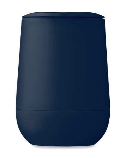 Doppelwandiger Becher aus PP. Trinköffnung im Deckel aus PS und ABS. Füllmenge: