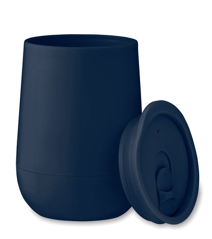 Doppelwandiger Becher aus PP. Trinköffnung im Deckel aus PS und ABS. Füllmenge: