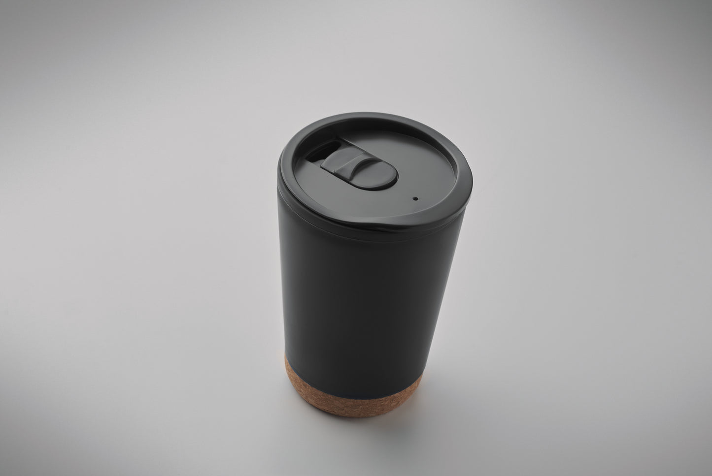Doppelwandiger Becher aus PP mit Korkboden. Trinköffnung im Deckel aus PS. Füllmenge: