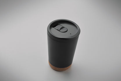 Doppelwandiger Becher aus PP mit Korkboden. Trinköffnung im Deckel aus PS. Füllmenge: