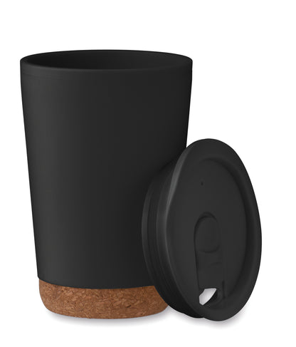 Doppelwandiger Becher aus PP mit Korkboden. Trinköffnung im Deckel aus PS. Füllmenge: