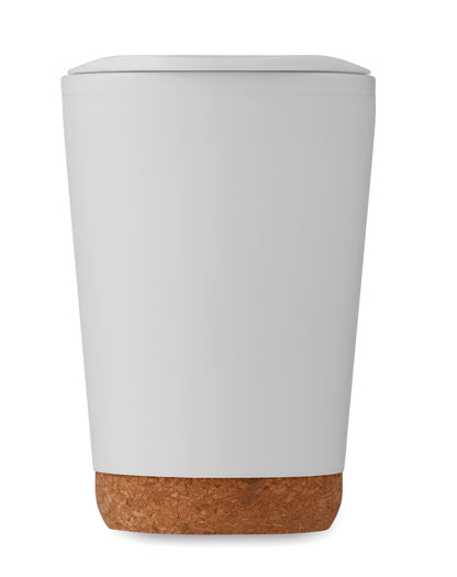 Doppelwandiger Becher aus PP mit Korkboden. Trinköffnung im Deckel aus PS. Füllmenge: