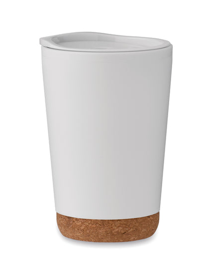 Doppelwandiger Becher aus PP mit Korkboden. Trinköffnung im Deckel aus PS. Füllmenge: